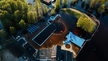 Ekobadet i Övertorneå har skadats av vattenmassorna från Torne älven. Foto: Lisa Björk/TT