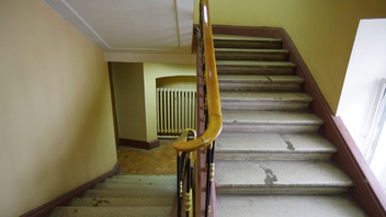 Genrebild. Mannen ska bland annat ha visat sig naken i trapphuset i hyreshuset. Foto: Artem Svetlov, CC BY 4.0, via Wikimedia Commons