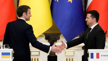 Den franska presidenten Macron skakar hand med den ukrainske presidenten Zelenskyj. Foto: Efrem Lukatsky/AP/TT 