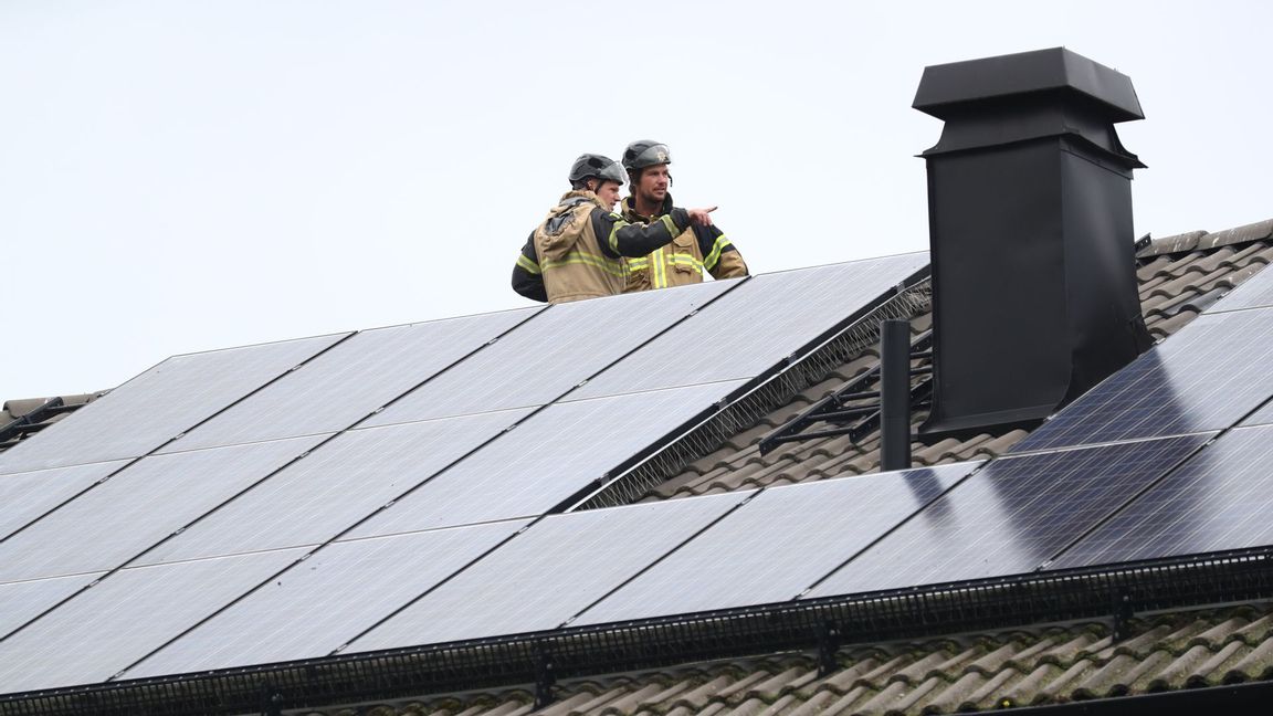 Solcellspaneler kan börja brinna om de är felinstallerade, menar Elsäkerhetsverket. Foto: Jeppe Gustafsson/TT