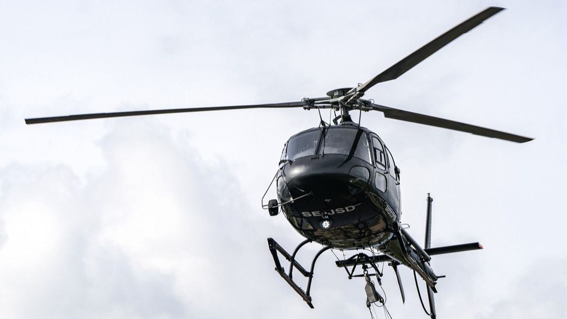 Två helikoptrar jobbar med branden norr om Gnarp. Arkivbild.Foto: Johan Nilsson/TT