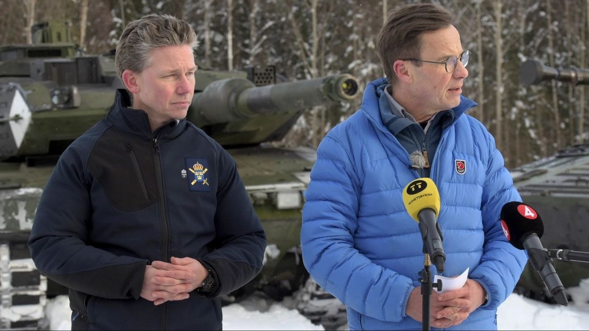 Statsminister Ulf Kristersson (M) och försvarsminister Pål Jonson (M) under en pressträff i Boden på Norrbottens regemente (I19). Foto: Andreas Sjölin/TT