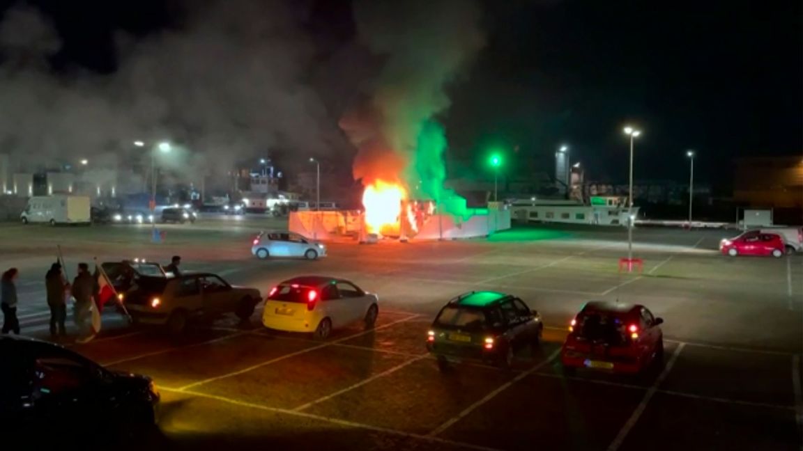 I den här bilden, tagen ur ett videoklipp, syns ett covidtestcenter som stuckits i brand i Urk, åtta mil nordöst om Amsterdam. Foto: Pro News/AP/TT