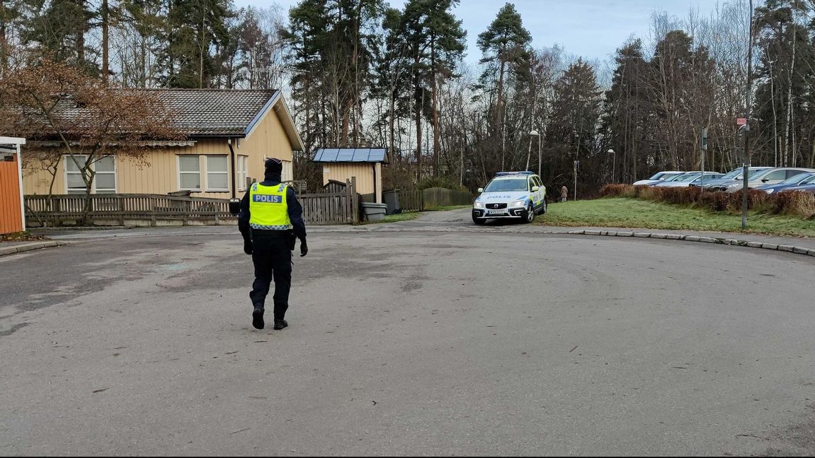 En man dödades och en skadades allvarligt i en skottlossning i Stockholmsförorten Kälvesta på fredagskvällen. Foto: Tomas Hedlund