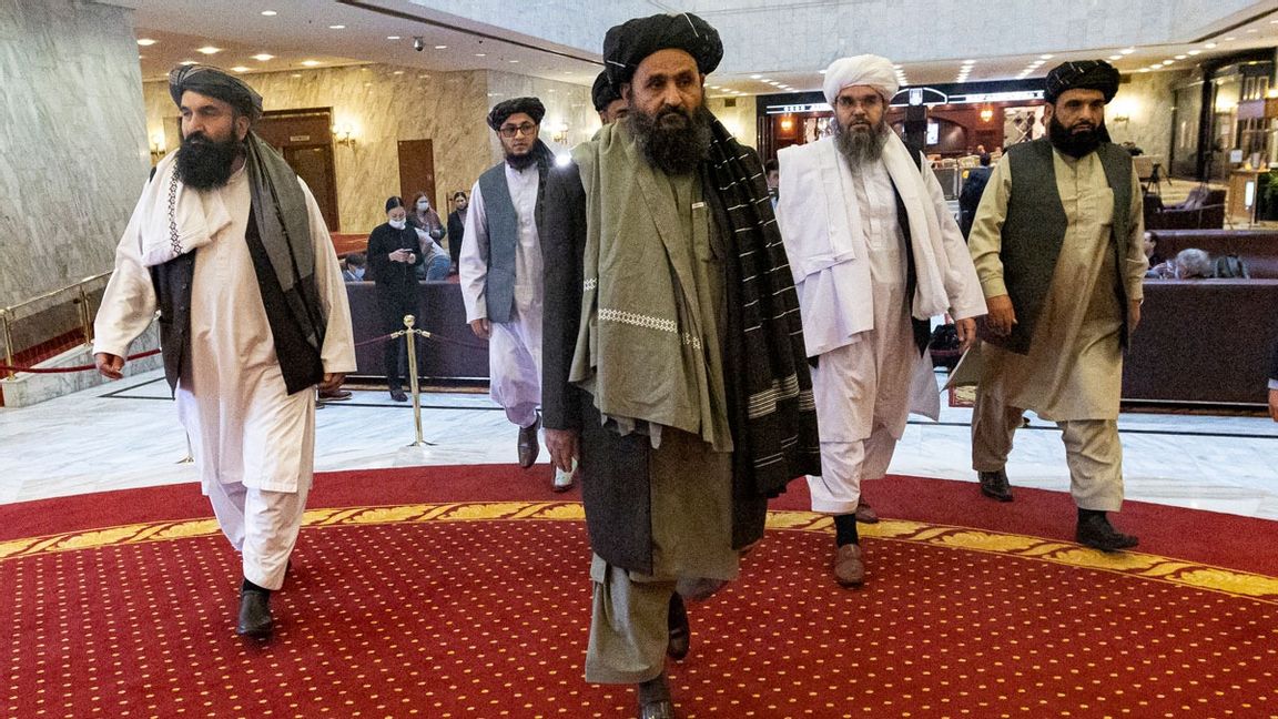 Mulla Abdul Ghani Baradar, i mitten, under en internationell fredskonferens i mars. Foto: Alexander Zemlianichenko/AP/TT