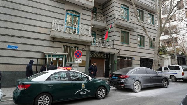 Bulletin-TV: Här skjuts vaktchefen ihjäl inne på Azerbajdzjans ambassad i Teheran (Starka bilder)