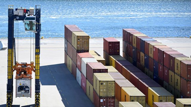  n lyftkran hanterar containrar i Stockholm Norvik Hamn utanför Nynäshamn. Foto: Fredrik Sandberg / TT 