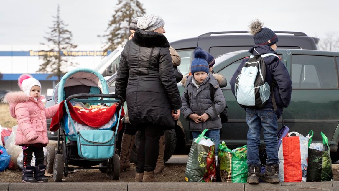 Ukrainska flyktingar som precis passerat gränsen till Polen. Foto: Ola Torkelsson/TT