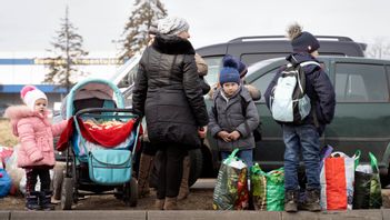 Ukrainska flyktingar som precis passerat gränsen till Polen. Foto: Ola Torkelsson/TT