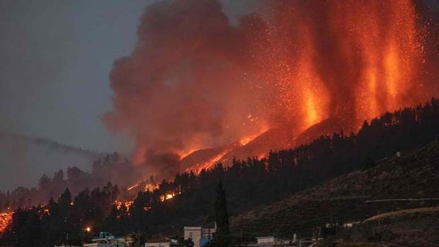Ett vulkanutbrott pågår på kanarieön La Palma vid området Cumbre Vieja. Foto: Desiree Martin/AFP/TT