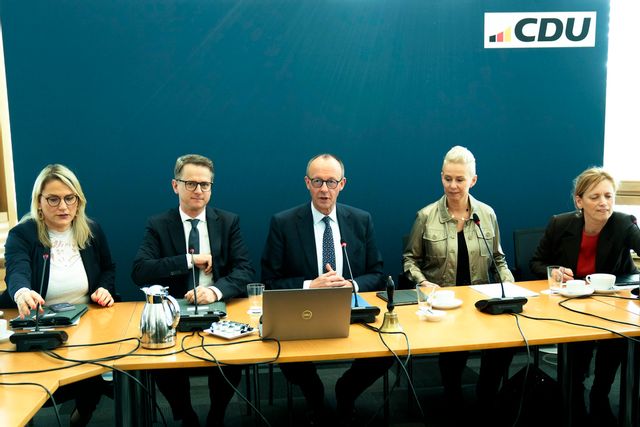 CDU-ledaren Friedrich Merz (i mitten) på ett möte med partistyrelsen dagen efter valet. Foto: Martin Meissner/AP/TT
