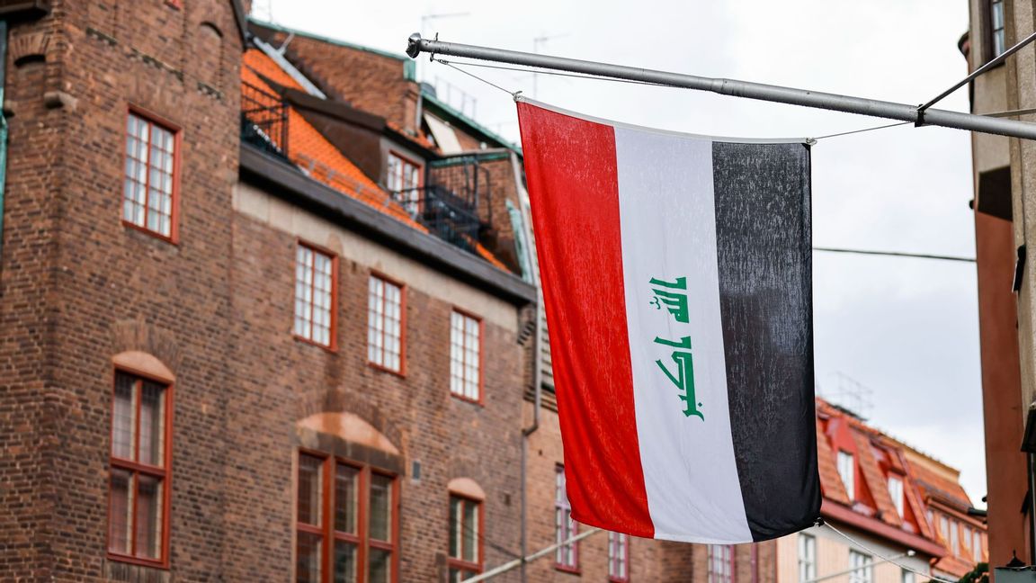 Irakiska flaggan utanför Iraks ambassad i Stockholm. Foto: Caisa Rasmussen/TT