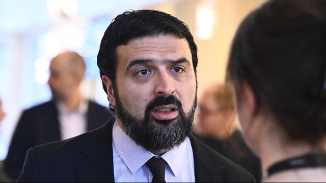 Ali Esbati (V) vill spendera mer tid med dottern, uppger han på sociala medier. Foto: Claudio Bresciani/TT