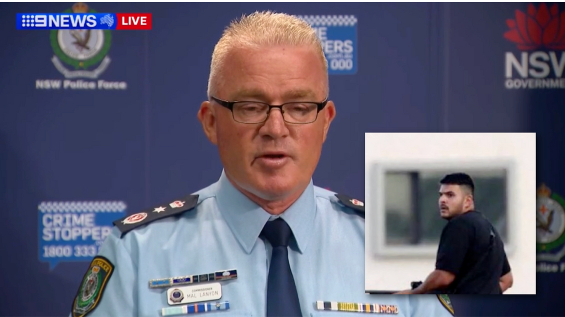 NSW-polischefen under en pressträff om terrordådet på Bondi Beach. Bilden till höger visar en av de misstänkta skyttarna, Naveed Akram. Foto: Skärmdump via Sydney Morning Herald/Times of India/YouTube