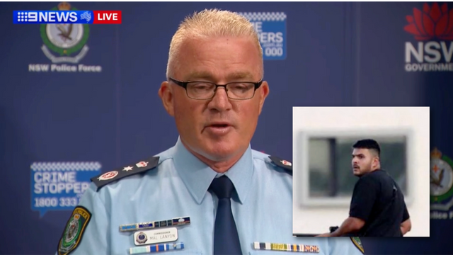 NSW-polischefen under en pressträff om terrordådet på Bondi Beach. Bilden till höger visar en av de misstänkta skyttarna, Naveed Akram. Foto: Skärmdump via Sydney Morning Herald/Times of India/YouTube