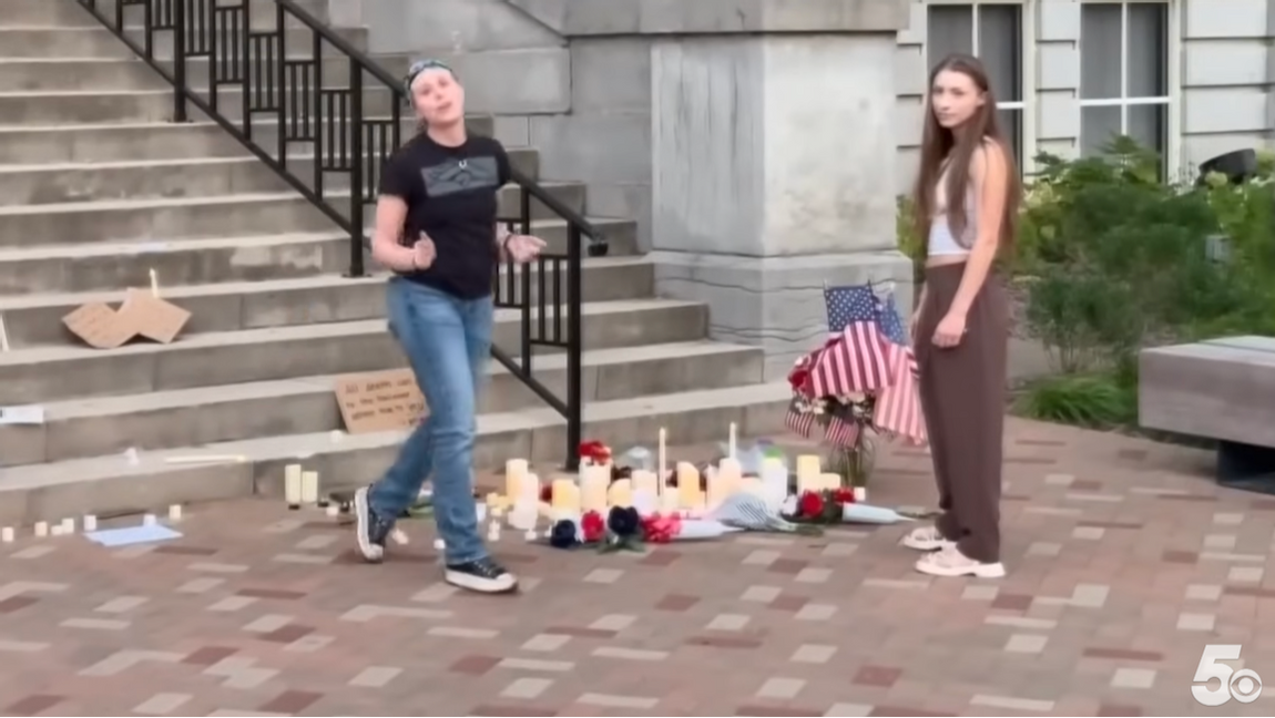 ”Fuck Charlie Kirk”, ropar en av systrarna till personen som filmar hela händelseförloppet. Foto: Skärmdump, 5NEWS via Yotube