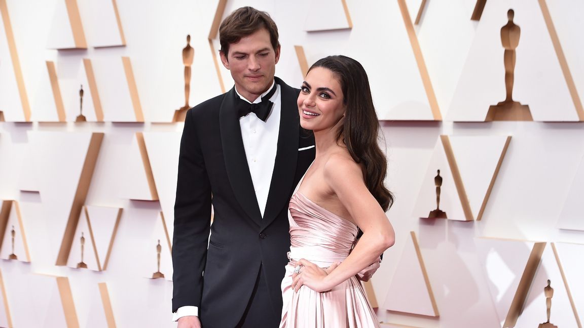 Mila Kunis och Ashton Kutcher på Oscarsgalan. Foto: Jordan Strauss/AP/TT 