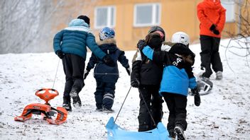 Barn som växer upp i Sverige har alltmer skiftande rättigheter. För vissa barn tar familjen över när de kommer i puberteten. Foto: Janerik Henriksson/TT