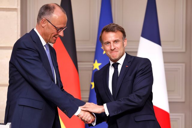 Tysklands förbundskansler Friedrich Merz och Frankrikes president Emmanuel Macron på gemensam presskonferens i Paris. Foto: Ludovic Marin/AP/TT