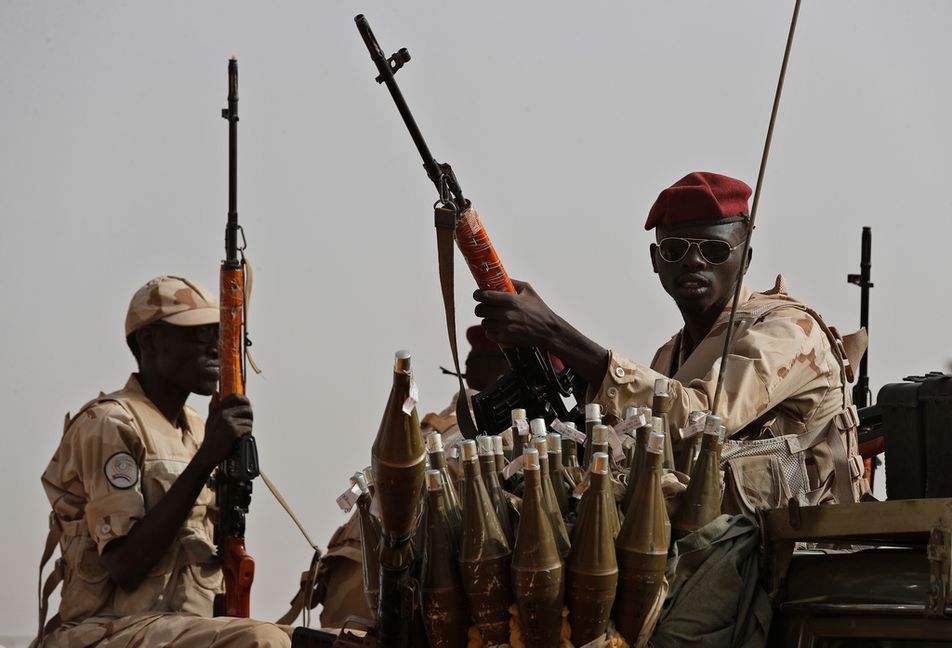 På bilden syns soldater från den paramilitära gruppen RSF som befinner sig i krig med Sudans militär sedan 2023. Arkivbild. Hussein Malla/AP/TT