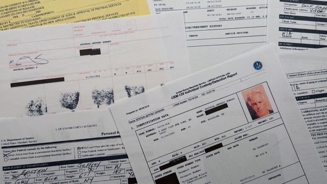 Bild på dokument från Jeffrey Epstein-utredningen. Foto: Jon Elswick/AP/TT