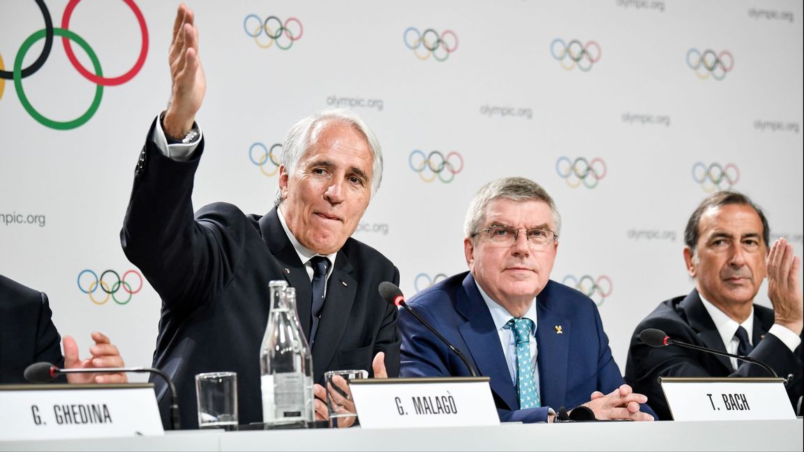 Italienska olympiska kommitténs ordförande Giovanni Malagó, till vänster, och Internationella olympiska kommitténs dito Thomas Bach, mitten, sedan Italien tilldelats vinter-OS 2026. Arkivbild. Foto: Stina Stjernkvist/TT: 