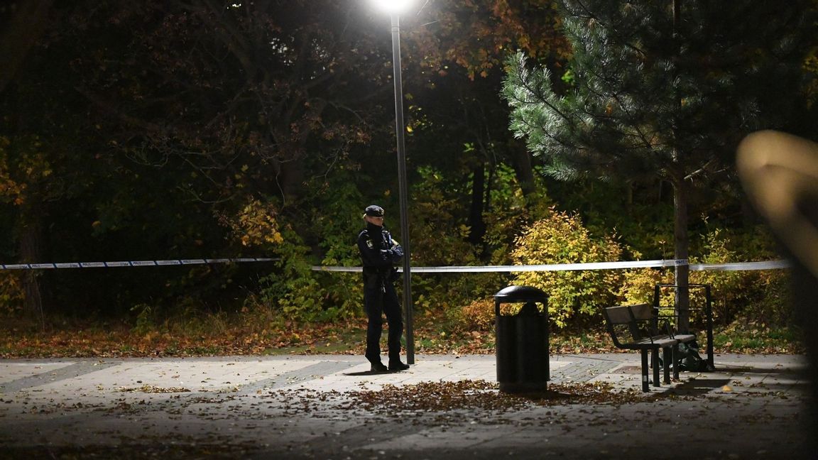 Polis på plats i Hässelby gård där en man skadades i en skottlossning på lördagskvällen. Foto: Fredrik Sandberg/TT.