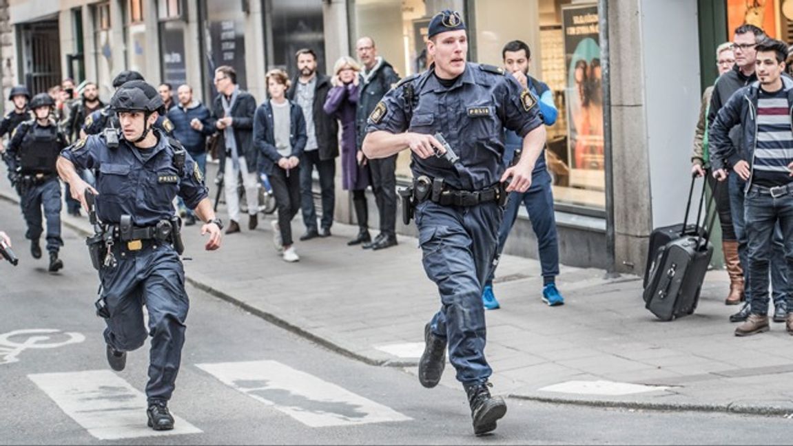 Poliser på språng kort efter terrorattacken på Drottninggatan 2017. Foto: Tomas Oneborg/SvD/TT