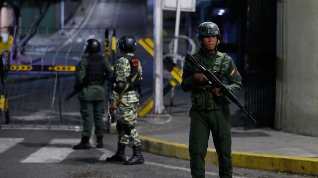 Soldater försvarar presidentresidensen efter att det varit explosioner i Caracas. Foto: Cristian Hernandez/AP/TT
