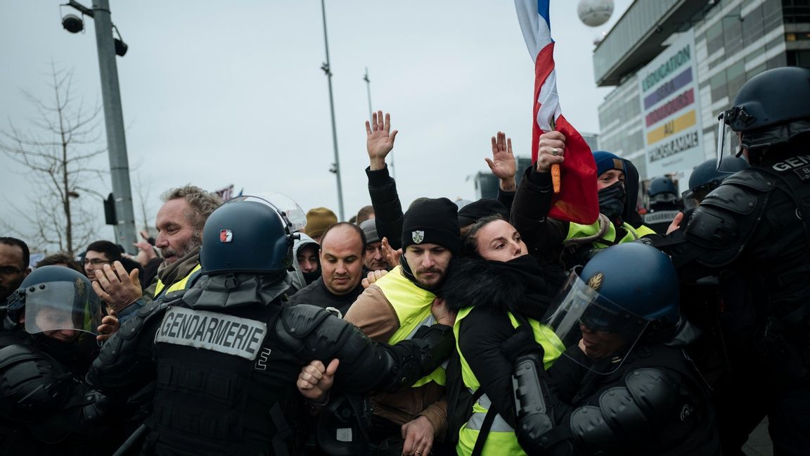 Demonstrationer mot pensionsreformen i Paris. Foto: Kamil Zihnioglu/AP/TT