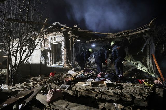 Räddningsarbetare i resterna av ett bostadshus i Zaporizjzja som förstördes av ryska drönare under fredagen. Kateryna Klochko/AP/TT