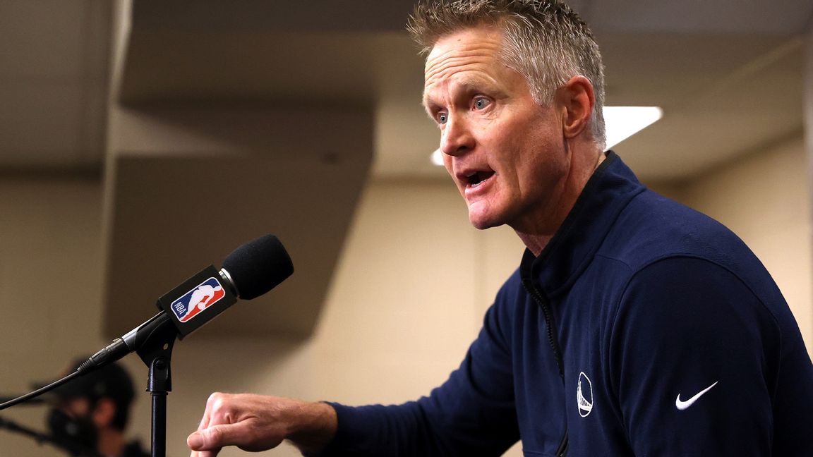 Steve Kerr rasar mot politiker efter skolskjutningen i Texas. Foto: Scott Strazzante/AP/TT