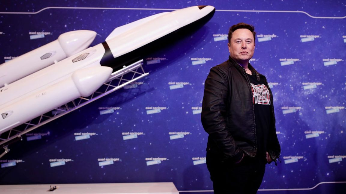 Miljardären Elon Musk fixar internet till Ukraina. Arkivbild. Foto: Hannibal Hanschke/AP/TT