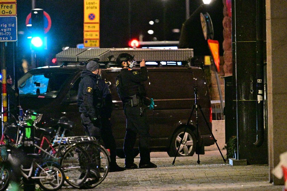 En explosion har skett uppe i ett trapphus i ett flerbostadshus på Kungsholmen i Stockholm. Foto: Magnus Lejhall/TT