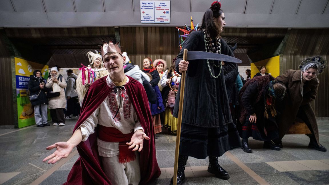 Ukrainska ungdomar uppför ett inte helt familjevänligt julspel på tunnelbanestationen ”Sportpalatset” i Kiev på julaftonen 2025. Likt Ukrainas 2026 - ett marathondrama med visst hopp, men med döden ständigt närvarande? Foto: AP Photo/Danylo Antoniuk 