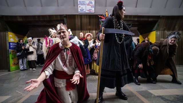 Ukrainska ungdomar uppför ett inte helt familjevänligt julspel på tunnelbanestationen ”Sportpalatset” i Kiev på julaftonen 2025. Likt Ukrainas 2026 - ett marathondrama med visst hopp, men med döden ständigt närvarande? Foto: AP Photo/Danylo Antoniuk 