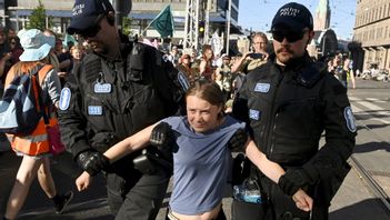 En av många gånger Thunberg behöver föras bort av polis. Den här gången i Finland. Foto: Mikko Stig/TT