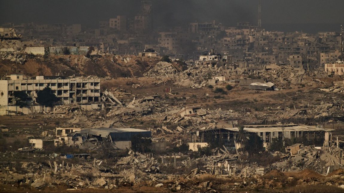 Gaza måste återuppbyggas, men ska det bekostas genom svensk välfärd? Foto: Leo Correa/AP/TT 