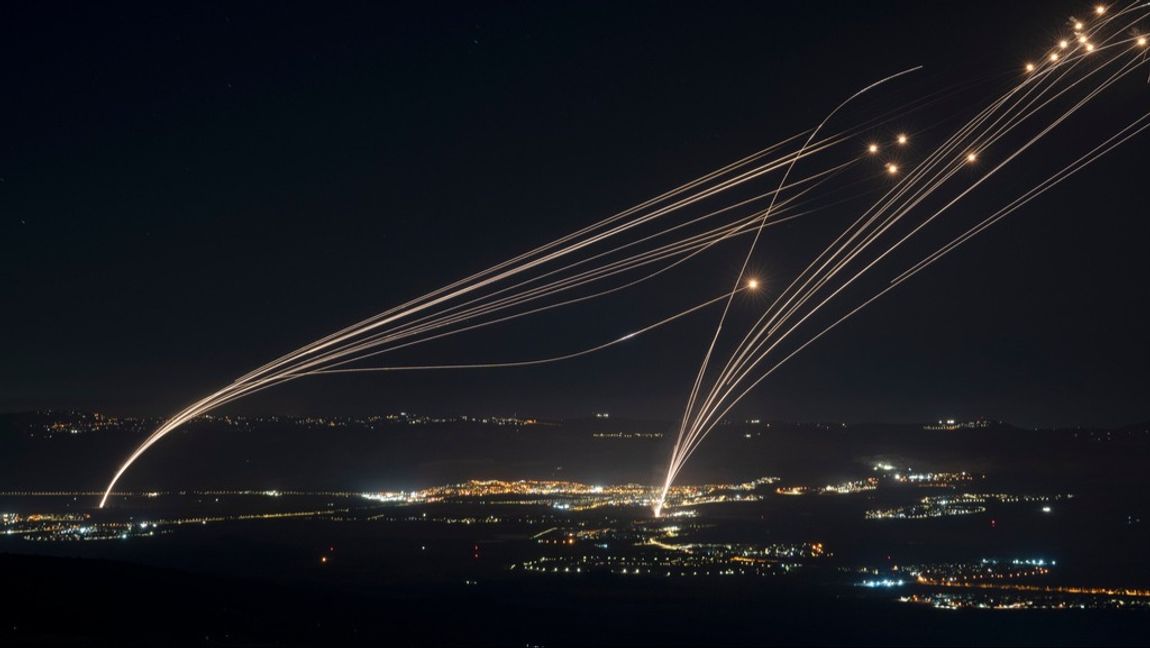 Israeliskt luftförsvar skjuter ned raketer avfyrade från Libanon under söndagen den 4 augusti. Foto: Leo Correa/AP/TT