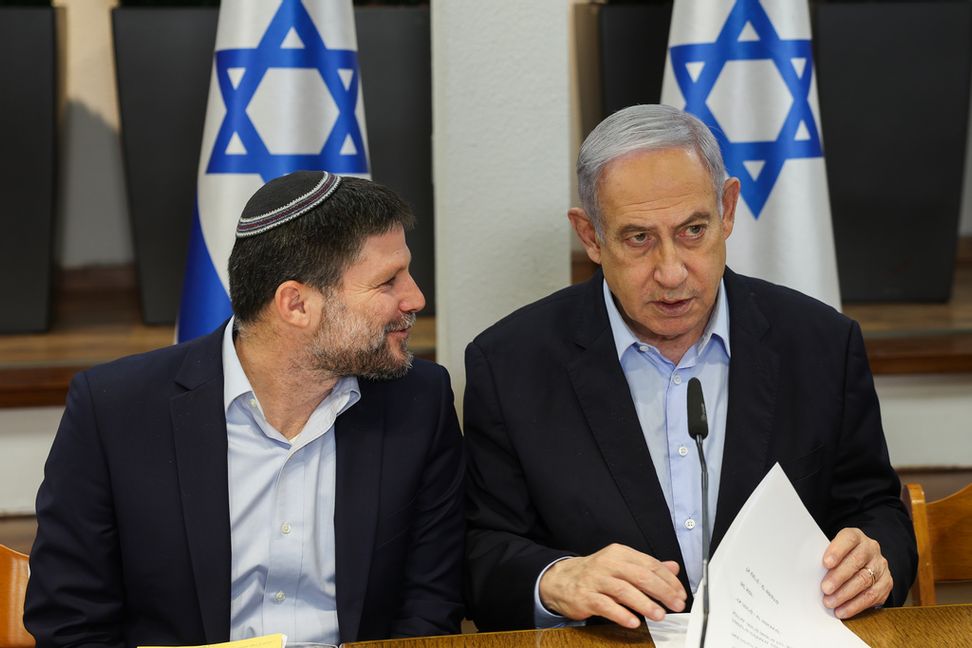 Israels finansminister Bezalel Smotrich tillsammans med premiärminister Benjamin Netanyahu på en bild från i fjol. Foto: Ronen Zvulun/AP/TT