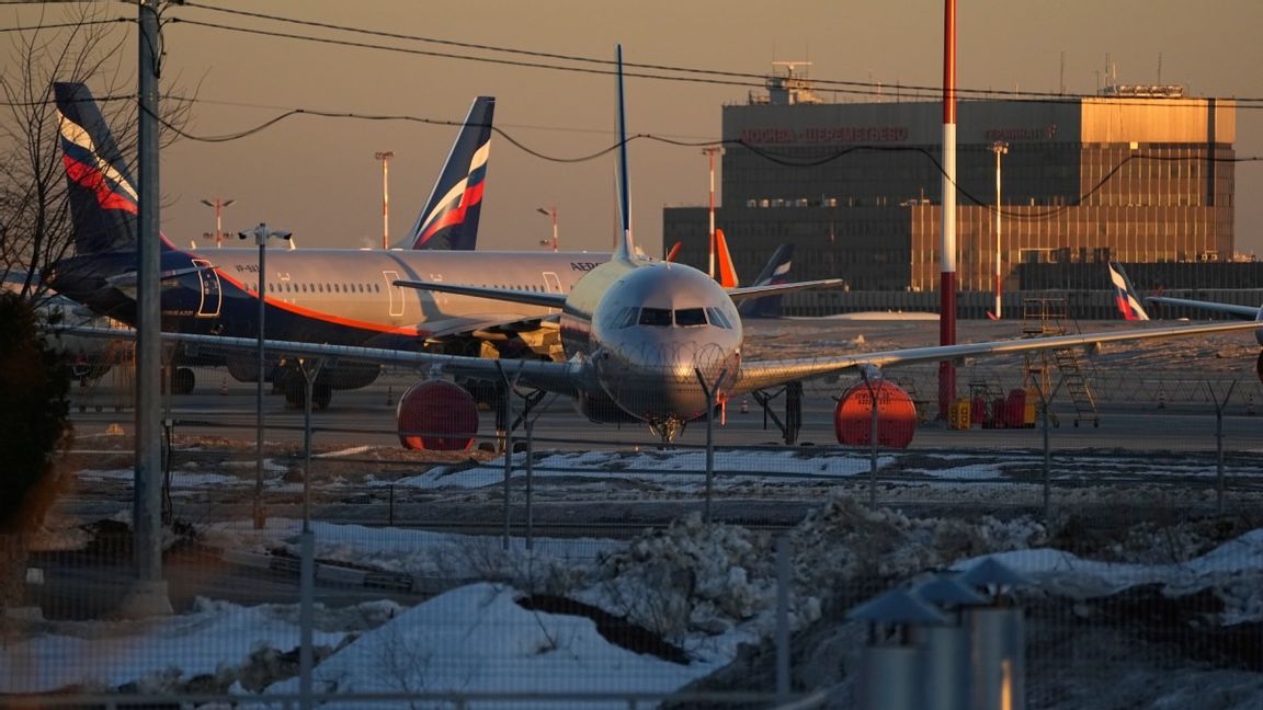 Flygplan tillhörande Aeroflot på Moskvas flygplats. Bolaget har stoppat flygningar till flera nordamerikanska destinationer då Kanada stängt av sitt luftrum för Ryssland. Foto: Pavel Golovkin/AP/TT