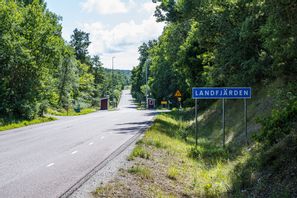 14-årige Mohamed hittades mördad i en skogsdunge i Landfjärden i Nynäshamns kommun på lördagskvällen den 29 juli 2023. Några veckor senare hittades hans jämnårige kompis Layth mördad i Upplands-Bro. Magnus Lejhall/TT
