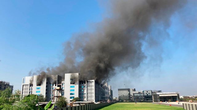 Rök stiger från Serum Institute i Indien, som är världens största vaccintillverkare. Foto: Rafiq Maqbool/TT.