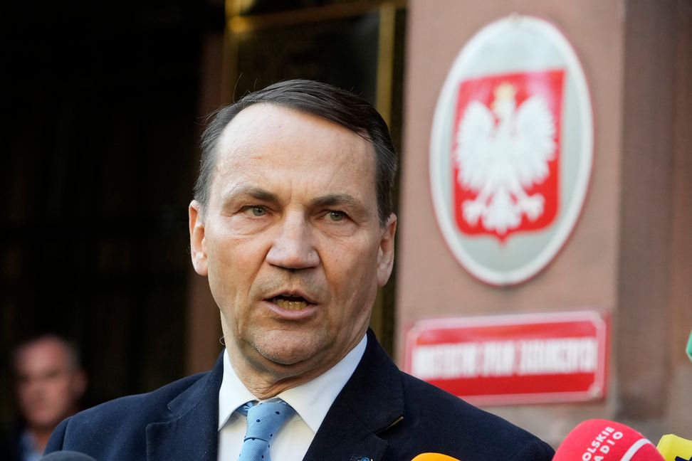 Polens utrikesminister Radoslaw Sikorski meddelar att Polen stänger ett ryskt konsulat. Bild tagen vid UD i Warszawa i oktober. Foto: Czarek Sokolowski/AP/TT