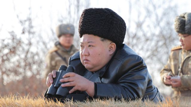 Nordkoreas diktator Kim Jong-Un övervakar test av strategiska kryssningsrobotar vid Norkdoreas västkust 26 februari samtidigt som nordkoreanska förband fortsätter sina anfall långt därifrån, nära den rysk-ukrainska gränsen. Foto: Korean Central News Agency 
