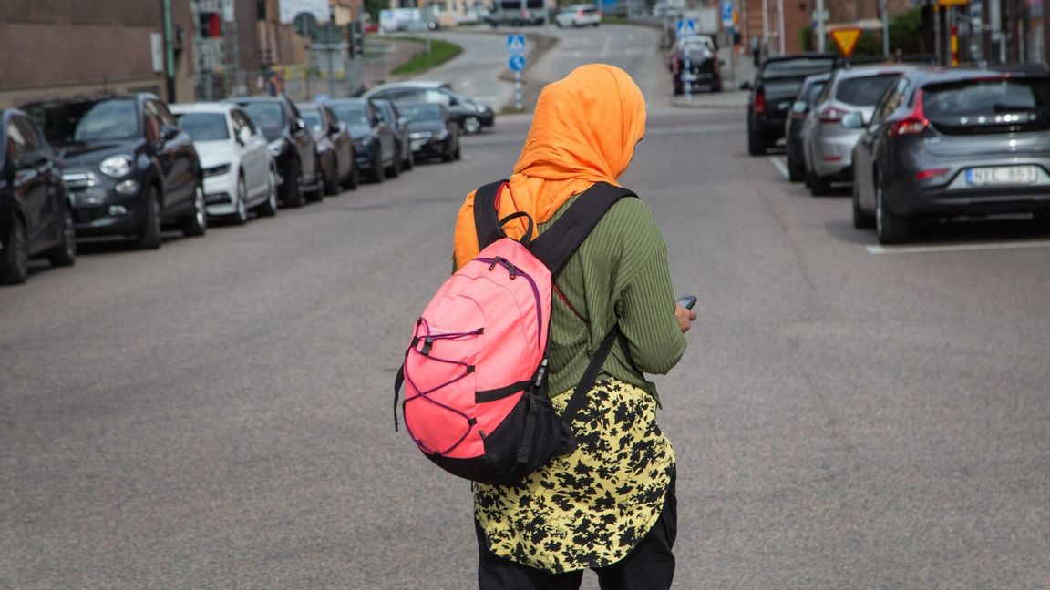 Kvinna med slöja promenerar på gata i Halmstad. Foto: Fotograferna Holmberg / TT 