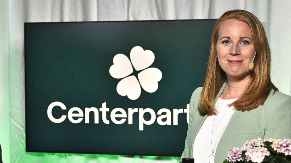 Centerns Annie Lööf står knappast i mitten. Foto: Claudio Bresciani, TT.