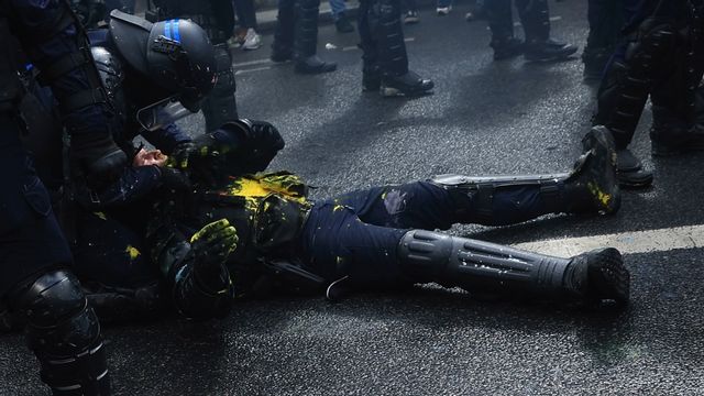 Över 100 poliser skadades i de våldsamma protesterna på Paris gator. Foto: Aurelien Morissard