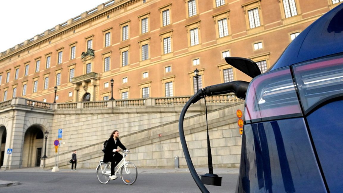 Laddplats för elbilar på Slottskajen nedanför Stockholms slott. Foto: Janerik Henriksson/TT