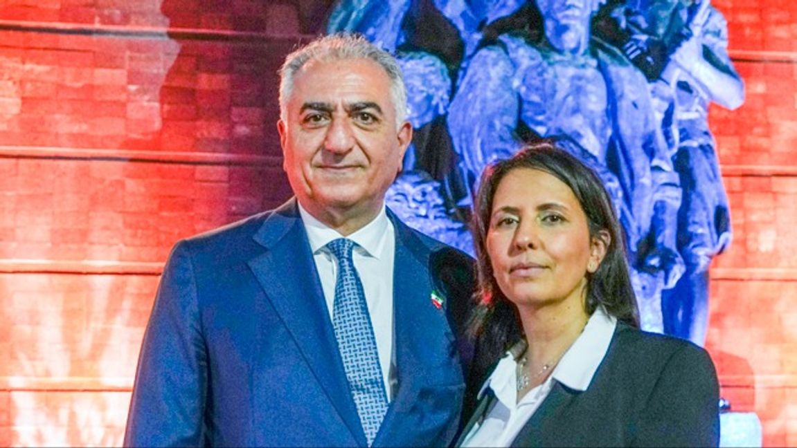 Kronprins Reza Pahlavi, här med israeliska underrättelseministern Gila Gamliel. Arkivbild. Foto: AP